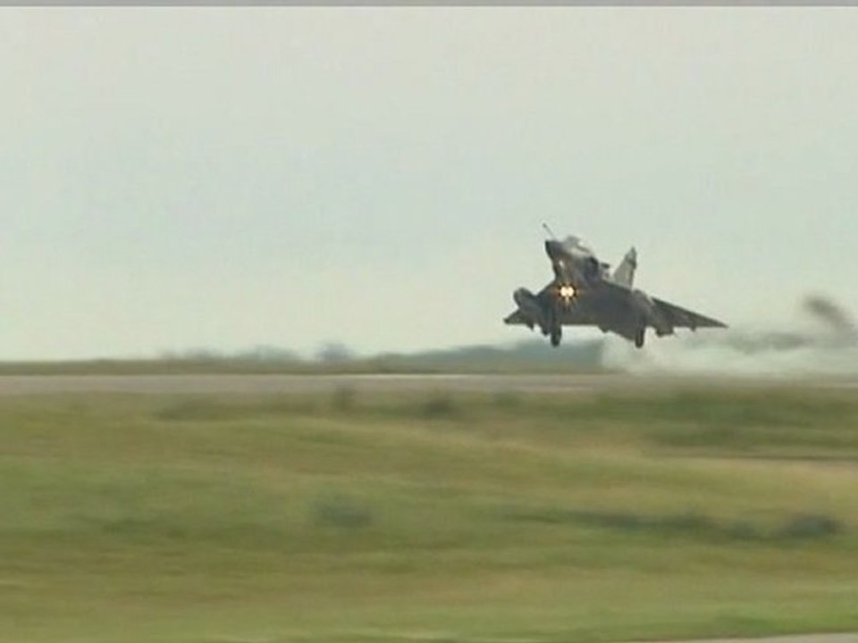Evreux : décollage des avions du défilé du 14 j...
