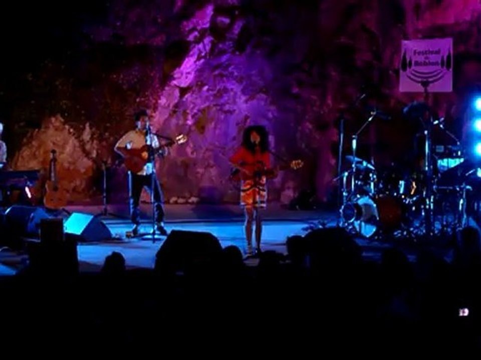 Flavia Coelho Robion 120712