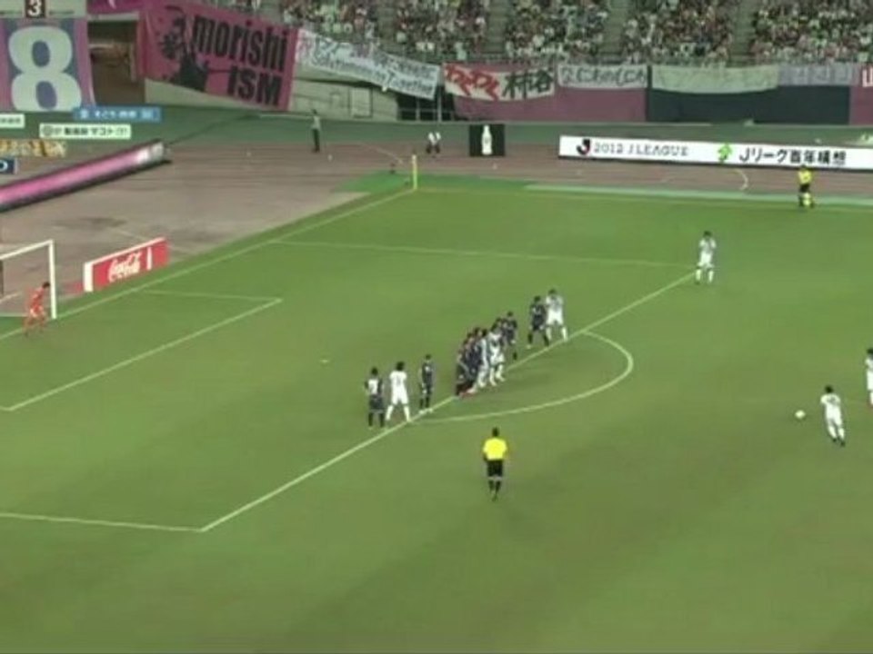 Un coup franc incroyable qui finit dans la lucarne !