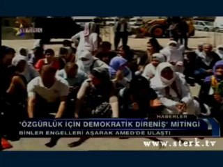 2.) Bûyerên li Amedê. O.Baydemîr bi kulm û destan li panzerê dixe.-2012 07 14 --16 59 34