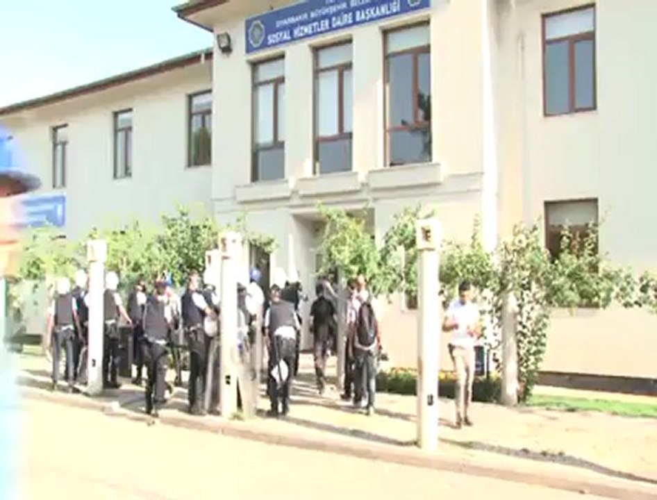 5.) Polêsê Kamerevan jî li kurdan dide, destê wî bişkîîîî. -14 07 2012 Amed