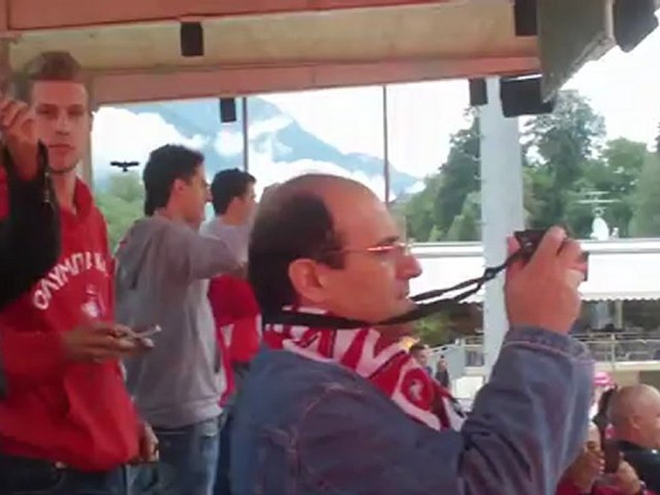 Η είσοδος των Ολυμπιακού και Σπαρτάκ Μόσχας στο γήπεδο του Σβατς - Καπνογόνα φιλάθλων Ολυμπιακού