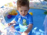 baptiste joue dans la piscine