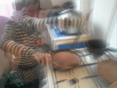 mes enfants et leur copine entrain de faire des crepes