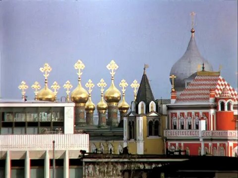 Нас в набитых трамваях толкают-Служебный роман