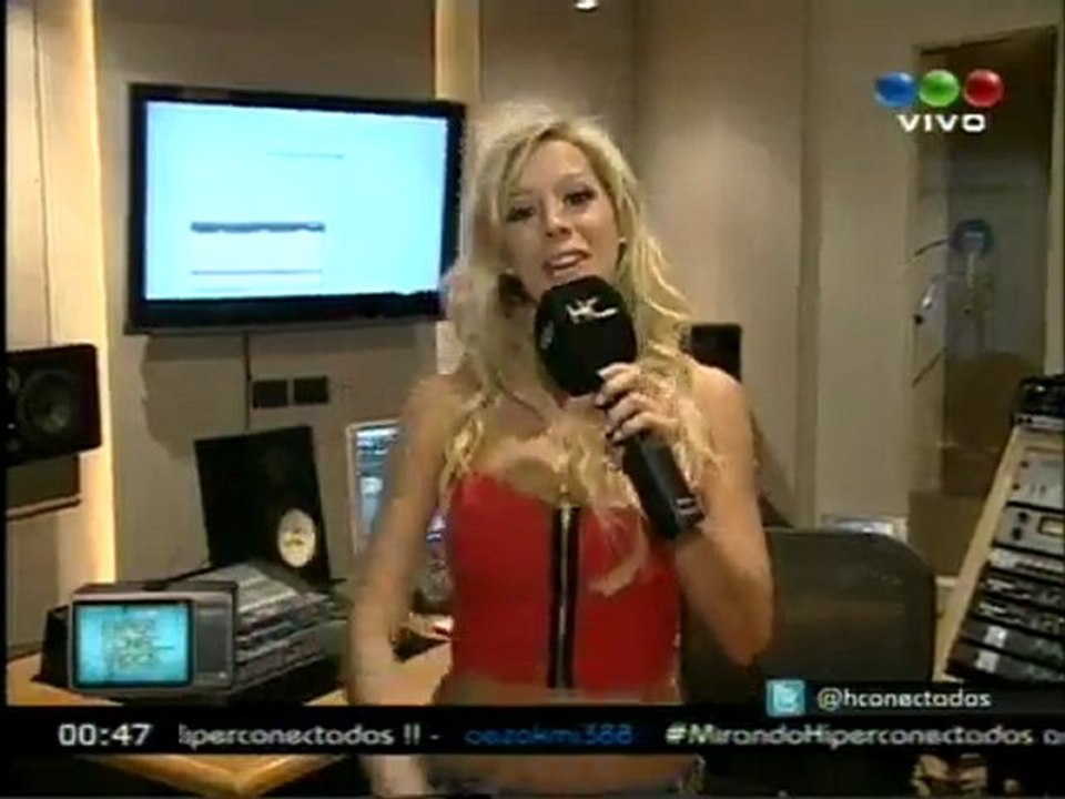 Noelia Marzol Cantando con Pablo Lescano (Hiperconectados)