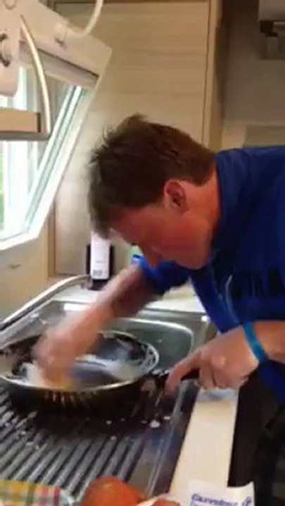 La vaisselle vu par Louis... euh la je crois que l'anti adhésif de la poele doit être mort!