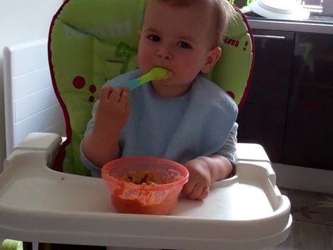 J'apprends à manger seul..