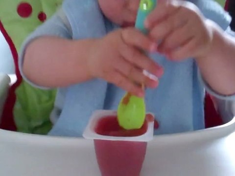 J'apprends à manger seul.. (3)