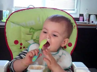 J'apprends à manger seul.. (2)