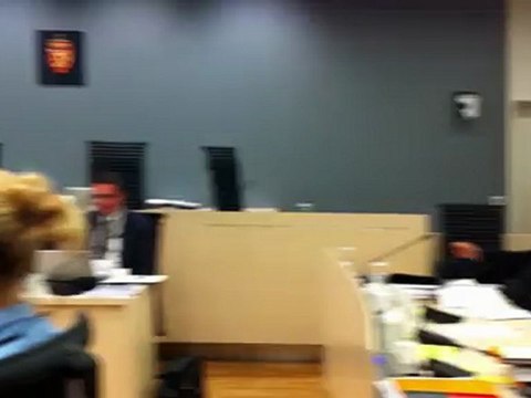 Les Pieds sur terre - Arrivée Breivik salle audience