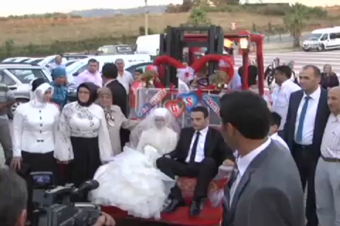 Forklifti düğün aracı yaptılar