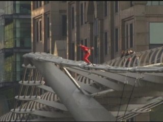 Gymnasts bungee-jump off London's Millennium Bridge