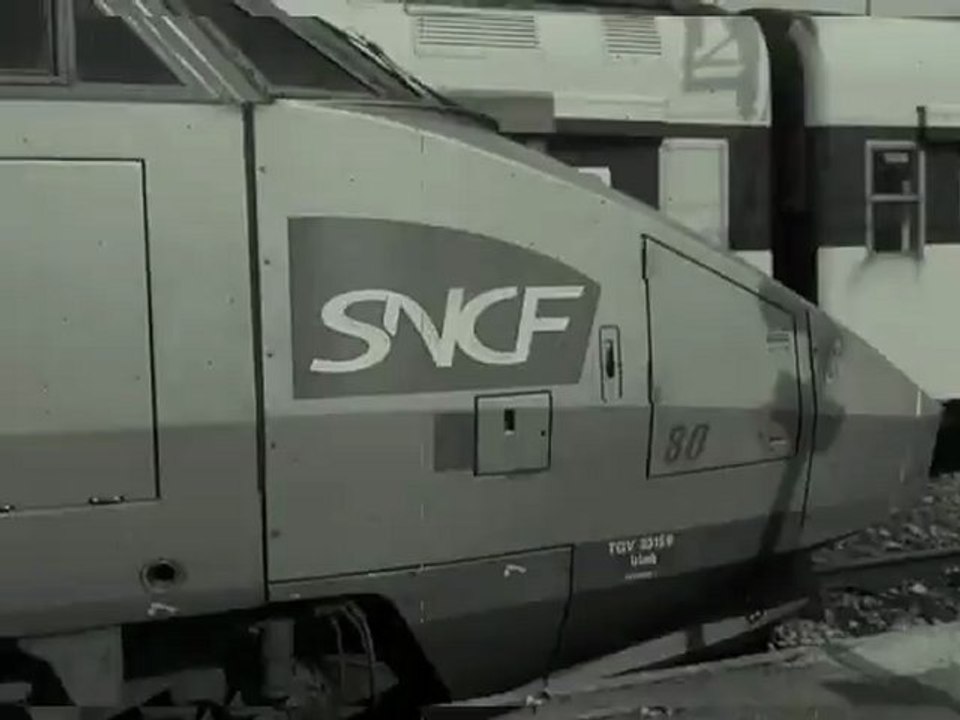 L'arrivée d'un tgv en gare de Juvisy (France)