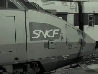 L'arrivée d'un tgv en gare de Juvisy (France)