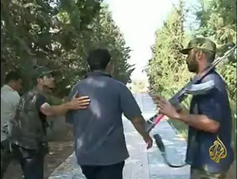 ثوار ليبيا يواصلون تمشيط المناطق في طرابلس