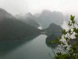 Vue panoramique de la baie D'Halong (vue depuis le belvédère de l'île Tip Top)