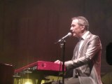 Festival de Carcassonne : Le chanteur Alain Chamfort en concert acoustique sur la place Carnot.