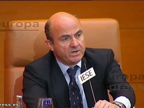 De Guindos pide al Ibex rebajar las retribuciones