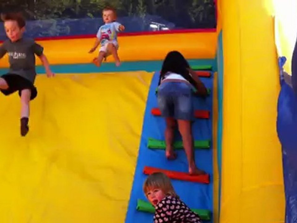 DANS LE CHÂTEAU GONFLABLE AU MOLESON