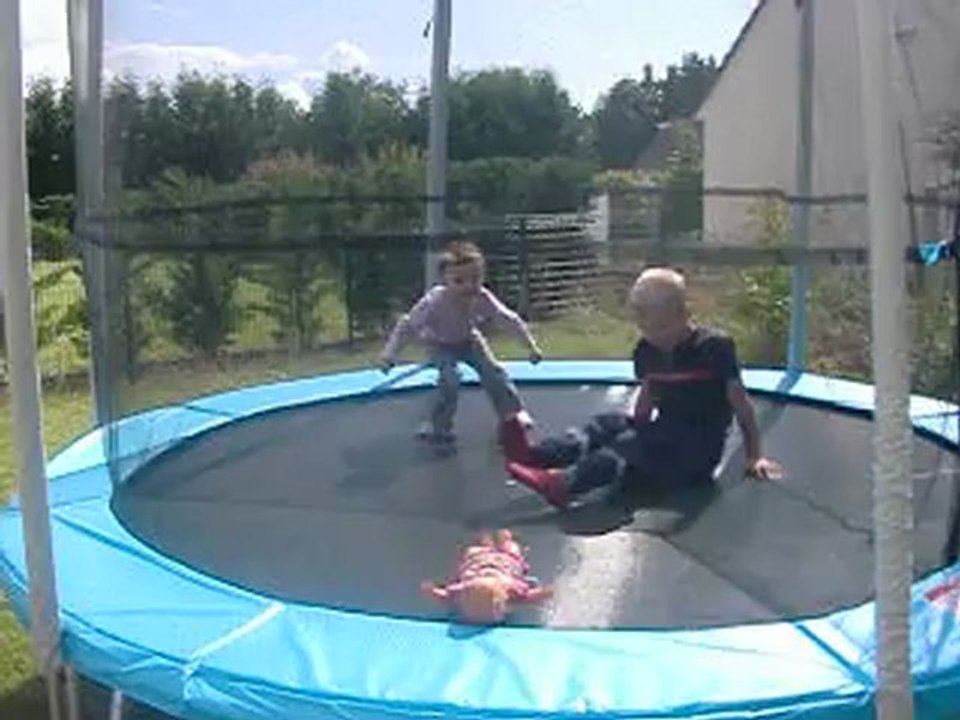 Lana et Kilian dans le trampoline