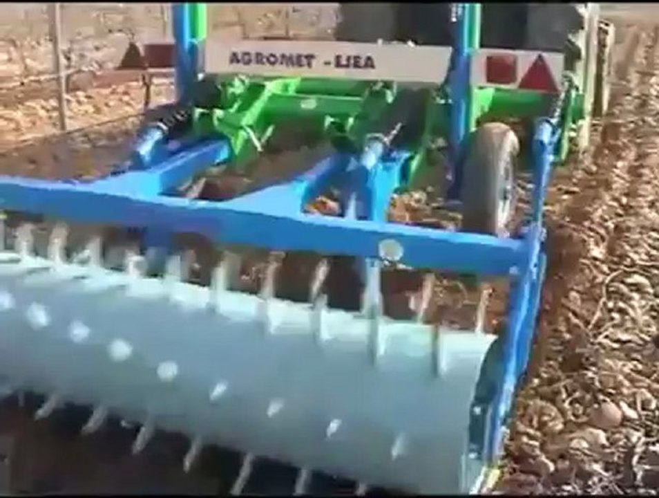 Cultivateur décompacteur pour vigne avec roues pour son transport.