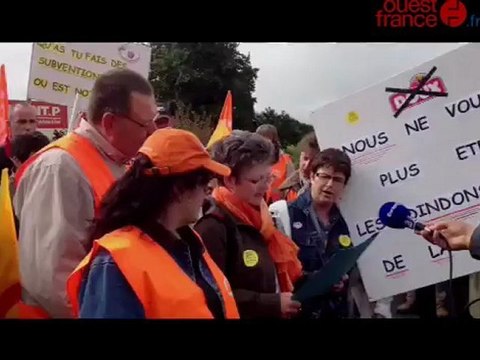 Doux : les salariés devant le siège à Châteaulin