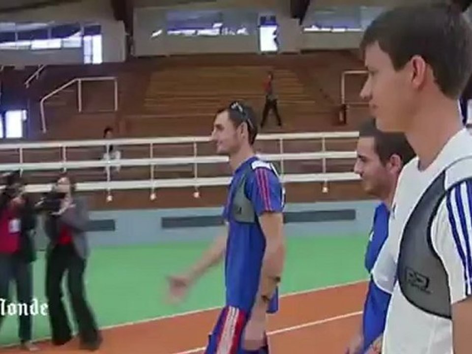 JO : Hollande rend visite aux athlètes français, s'essaie au tir à l'arc