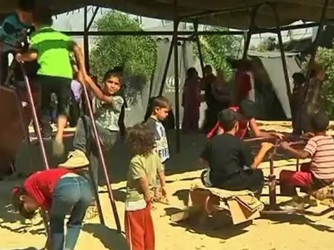 Hague visits Syrian refugees