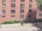 Un hombre salva a una niña de siete años que cayó tres pisos al vacío