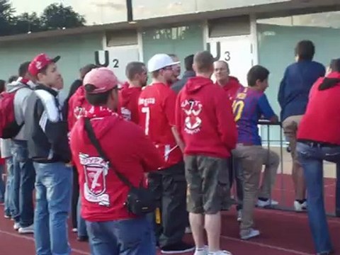 Ένας Σέρβος με τη φανέλα του Μάρκο Πάντελιτς από την Εθνική ομάδα των πλάβι