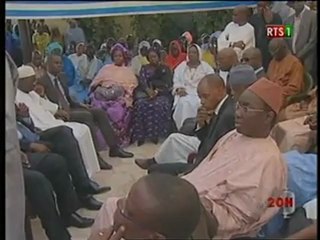 Hommage d'un peuple en miniature à un vaillant journaliste, Madior Fall