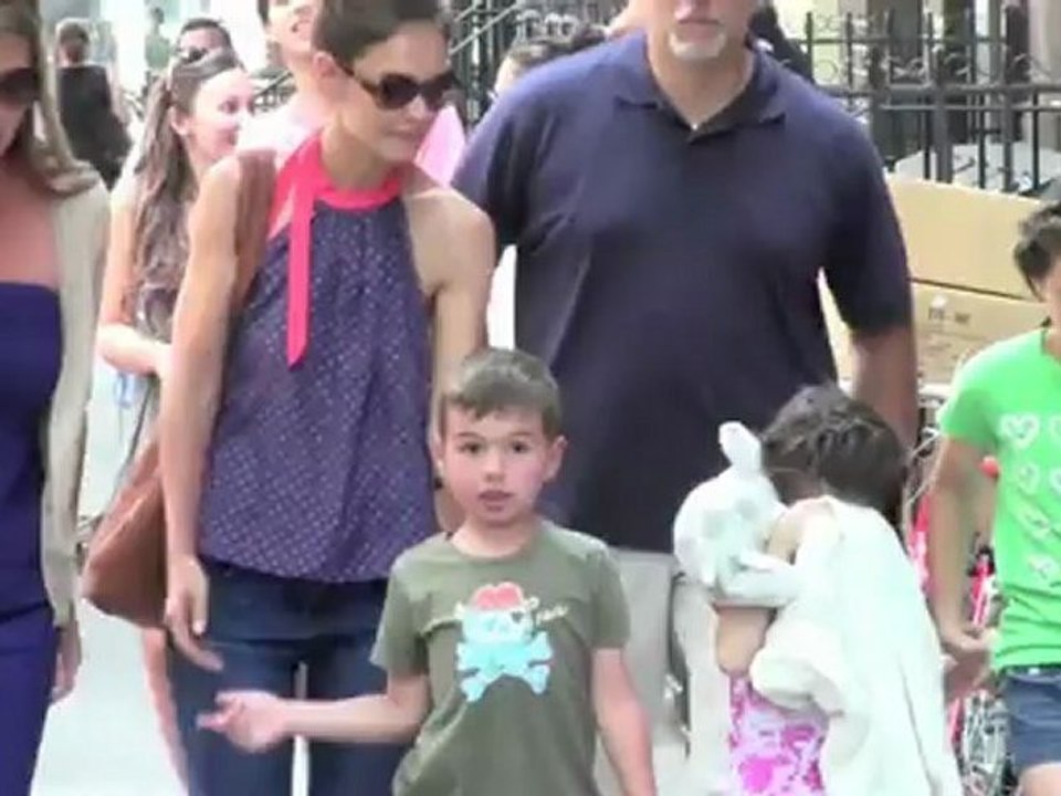 Katie holmes und suri cruise in autounfall verwickelt