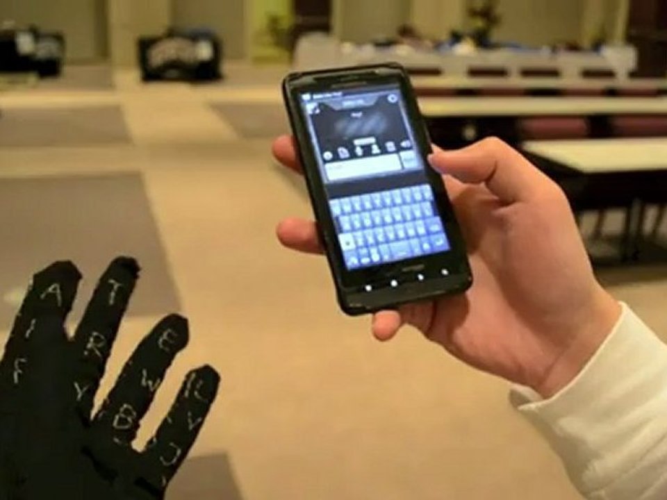 Crean un guante teclado para escribir en el cel...