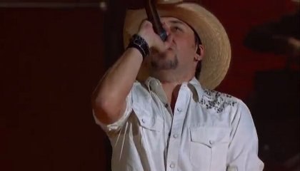 Jason Aldean - She's Country (LIVE)