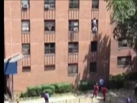 Salvan a niña que cae por ventana