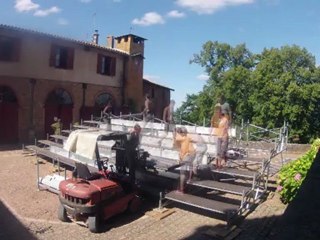 Montage des gradins du festival Montmelas 2012