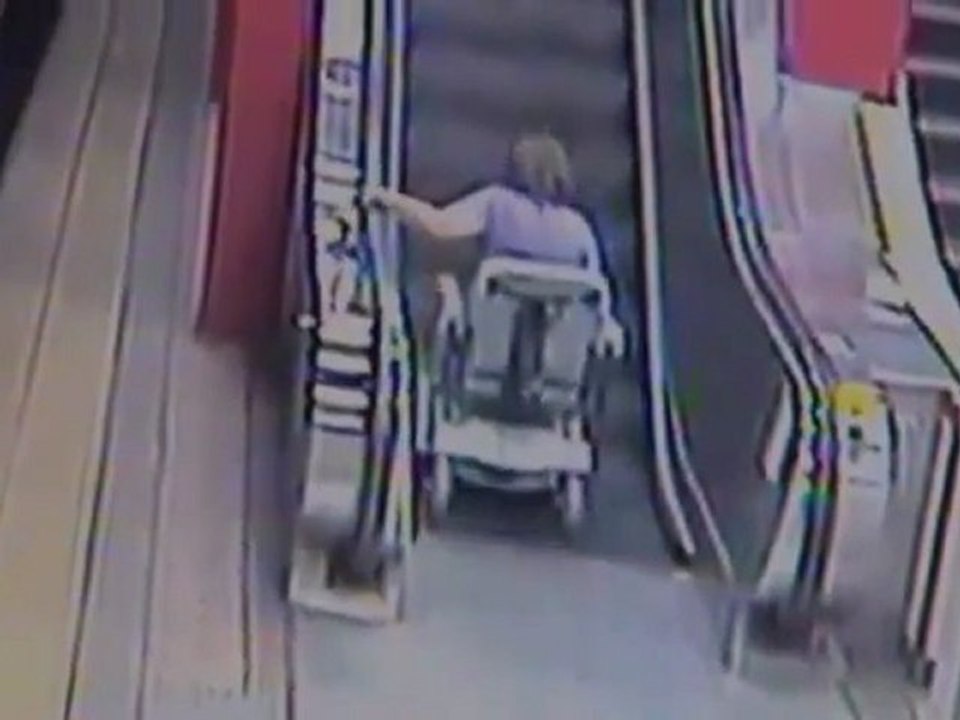 Handicapée en fauteuil roulant chute dans l'escalator - Vidéo Dailymotion