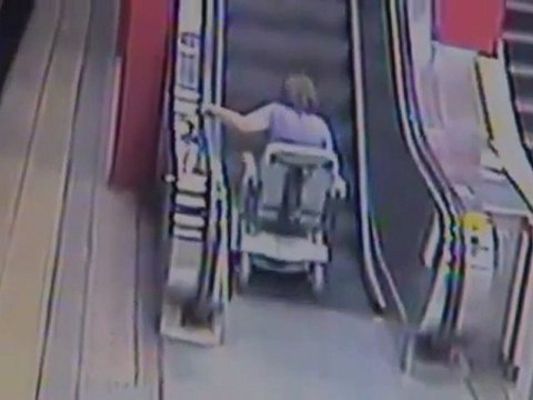 Handicapée en fauteuil roulant chute dans l'escalator