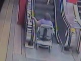 Fauteuil roulant électrique dans un escalator