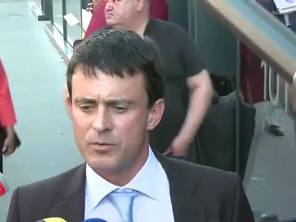 Manuel Valls  à son arrivée au Conseil national de préparation du congrès