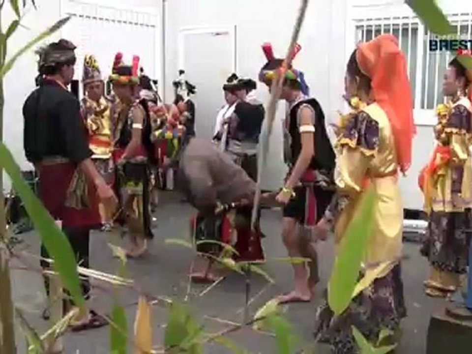 Les Tonnerres de Brest 2012 : Danseuses et danseurs à l'échauffement