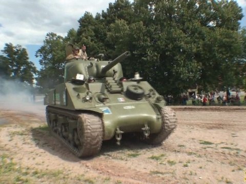 Un Char Sherman de 30 Tonnes ayant participé à la libération roule à Mulhouse