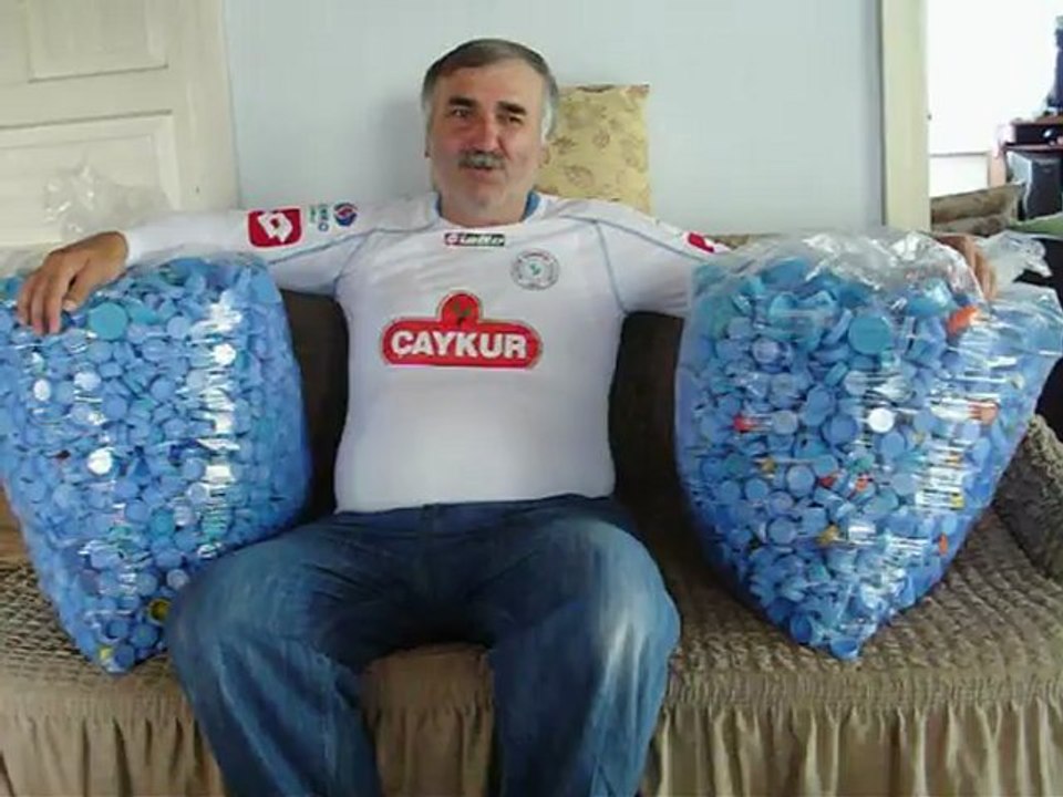 Rize'de Hayırsever Vatandaş Çöpten Mavi Kapak Topluyor - VİDEO