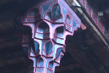 Ahşap ve çininin muhteşem uyumu: