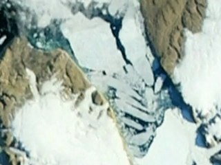 Nasa pictures show iceberg breaking up