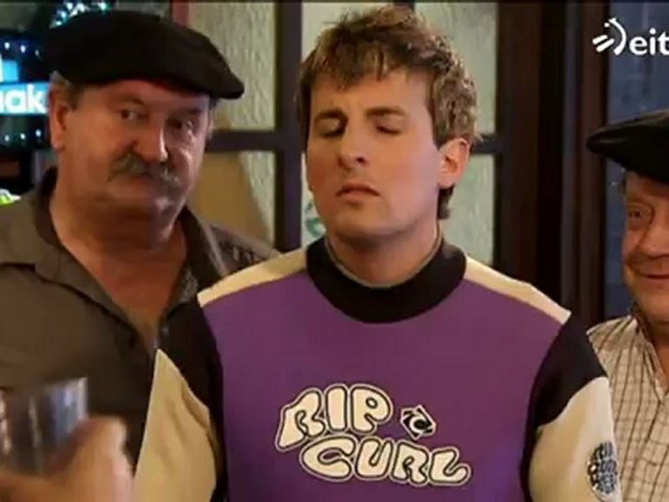 El niño pijo del surf se va de txikitos