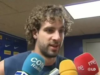 Los jugadores de baloncesto españoles felicitan a Gasol