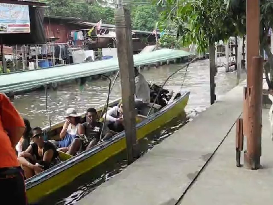 THAÏLANDE:Marché flottant.Débarquage des touristes.