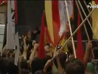 Queman una bandera española enfrente de los juzgados de Barcelona
